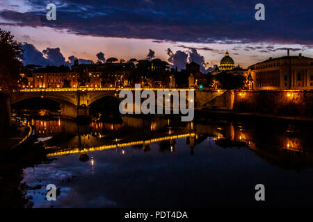 Une vue sur la rivière Tibre avec pont Vittorio Emanuele II et la Basilique St Pierre à Rome, Italie. Banque D'Images