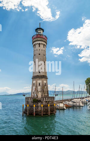 Le phare de Lindau, une sculpture de Lion et un ferry au lac de Constance (Bodensee) en Allemagne, la Bavière Banque D'Images