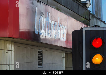 Feux rouges et ambres à côté de Ladbrokes à Bournemouth, Dorset UK en août - stop Paris concept Banque D'Images