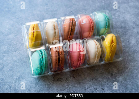 Macaron macarons ou des gâteaux dans un contenant de plastique ou de l'emballage. Dessert traditionnel. Banque D'Images