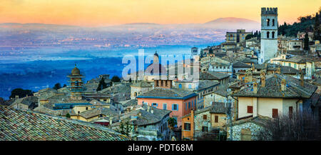 Beau village assise sur le lever du soleil,Ombrie, Italie Banque D'Images