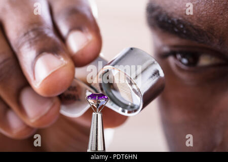 Close-up of Diamond dans l'examen Bijoutier Loupe Banque D'Images