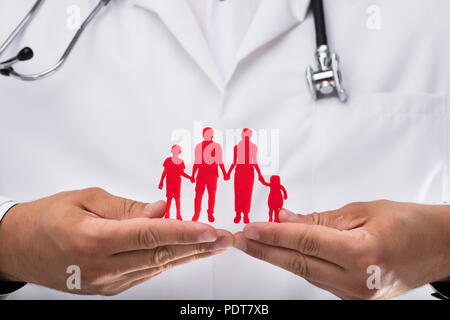 Photo de doctor's hand holding red la famille occupe Banque D'Images