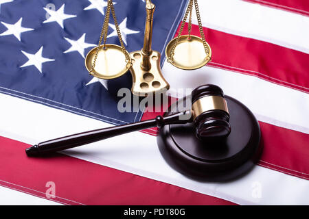 Portrait de Golden Gavel et échelle de Justice sur drapeau Américain Banque D'Images