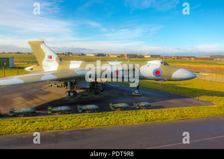 XM607 Vulcan siège avec une grappe de bombes sur un site à la base aérienne de Waddington RAF dans le Lincolnshire Banque D'Images