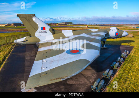 XM607 Vulcan siège avec une grappe de bombes sur un site à la base aérienne de Waddington RAF dans le Lincolnshire Banque D'Images