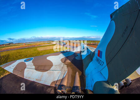 XM607 Vulcan siège avec une grappe de bombes sur un site à la base aérienne de Waddington RAF dans le Lincolnshire Banque D'Images