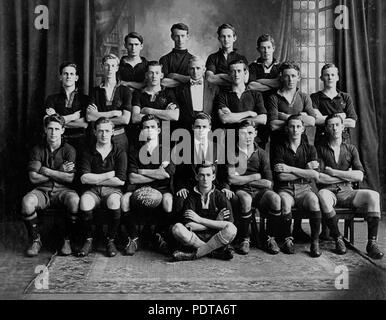 271 169419 StateLibQld Wattle Football Club, 4ème année Premiers, 1921 Banque D'Images