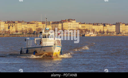 Bordeaux, Département de la Gironde, Aquitaine, France. Bateau sur la Garonne. Le centre historique de Bordeaux est un patrimoine mondial de l'UNESCO. Banque D'Images