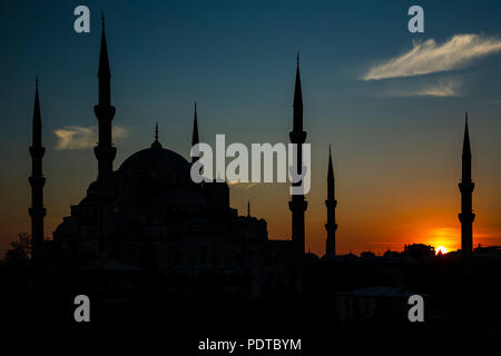 Silhouette de la Mosquée Bleue et le soleil, Istanbul, Turquie Banque D'Images