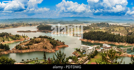 Vue aérienne de Guatape, Penol, Dam Lake en Colombie du point de vue au sommet du rocher El Penol. Banque D'Images