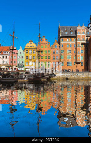 Pologne Pays Baltes vieille ville, vue à l'aube de la vieille ville du front de mer dans le centre de Gdansk, occidentale, en Pologne. Banque D'Images