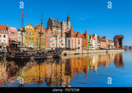 Gdansk Poland River Motlawa, vue au lever du soleil de la vieille ville port secteur riverain dans le centre de Gdansk, Pomerania, Pologne. Banque D'Images