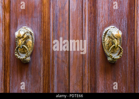 Des poignées de porte en forme de tête d'aigle dans le centre historique de Rome, Italie Banque D'Images