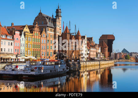 Gdansk rivière, vue sur le front de mer Motlawa dans la vieille ville historique de Gdansk, trimestre avec la grue médiévale géant Zuraw dans la distance, Pologne Banque D'Images