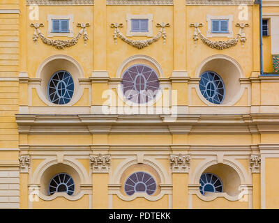 Des fenêtres ornées à la Chapelle de la misericorde, église catholique avec l'architecture baroque et plafond en dôme recouvert de peinture murale sur le Cours Saleya dans la Vieille Ville Banque D'Images