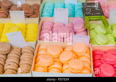 En forme de savons colorés comme macarons dans des boîtes comme idées cadeaux exotiques à la vente à un décrochage du marché dans le sud de la France à Nice Banque D'Images