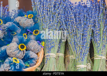 Décoration colorée remplie de sachets de lavande au marché un marché à Nice, dans le sud de la France Banque D'Images