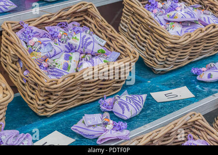 Décoration colorée remplie de sachets de lavande au marché un marché à Nice, dans le sud de la France Banque D'Images