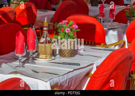 Table romantique avec de l'huile d'olive, vinaigre balsamique et fleurs à un Italien open air street restaurant dans la vieille ville de Nice, Vielle Ville dans l Banque D'Images