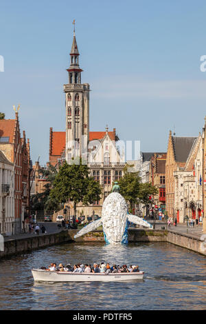 Les touristes dans un canal bateau d'affichage de la baleine en plastique Bruges sculpture réalisée à partir de vieux contenants en plastique et des déchets rejetés par la mer, Banque D'Images