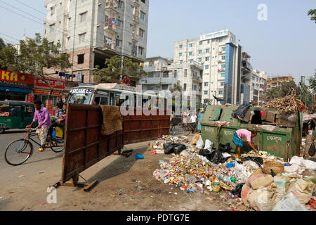 Jonchee D Ordures Dans Les Rues Est Le Scenario Commun A Dhaka La Capitale Du Bangladesh Dhaka Bangladesh Photo Stock Alamy