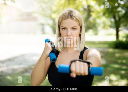 Jeune femme portant des lunettes et blouson Banque D'Images