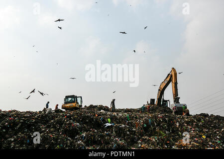 Matuail dépotoir yard à Dhaka, au Bangladesh. Il a reçu 1500 tonnes de déchets par jour et le site est aujourd'hui l'un des meilleurs exemples d'un w Banque D'Images