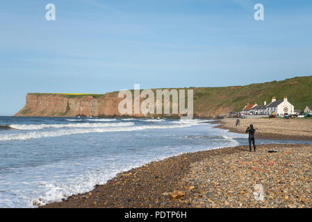 Surfer sur la plage de Sawai madhopur, North Yorkshire, Angleterre. Banque D'Images