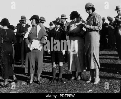 200 1 102399 StateLibQld Angela Casey, Enid Maxted, Albi Maxted et Mme Maxted à courses Doomben, Brisbane, 20 mai 1933 Banque D'Images