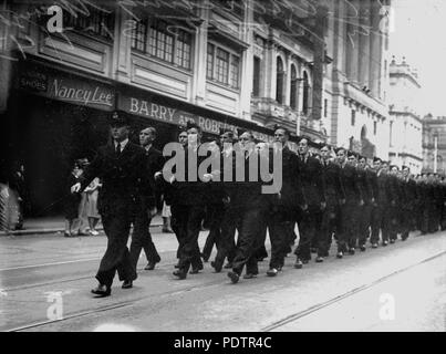 200 1 103726 StateLibQld Air Transport Command formation marche dans les rues de la ville, Brisbane, Juillet 1943 Banque D'Images