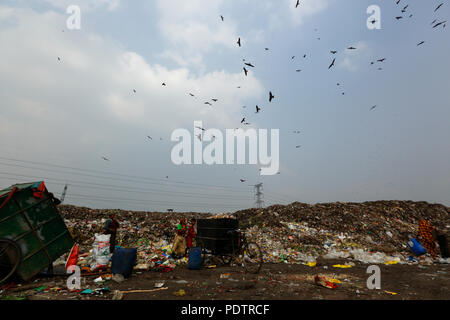 Matuail dépotoir yard à Dhaka, au Bangladesh. Il a reçu 1500 tonnes de déchets par jour et le site est aujourd'hui l'un des meilleurs exemples d'un w Banque D'Images