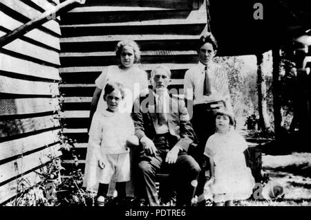 202 1 105384 StateLibQld James et Mary Healy avec leurs enfants, 1922 Banque D'Images