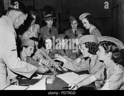 202 105756 StateLibQld 1 bases de l'Aviation pour l'Australian Women's Corps, Octobre 1941 Banque D'Images