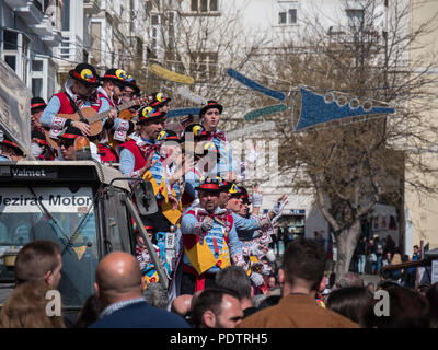 Cadix, Espagne - Dec 19, 2018 : les habitants déguisés pour fêter le carnaval de Cadix Banque D'Images