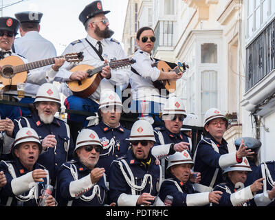 Cadix, Espagne - Dec 19, 2018 : les habitants déguisés pour fêter le carnaval de Cadix Banque D'Images