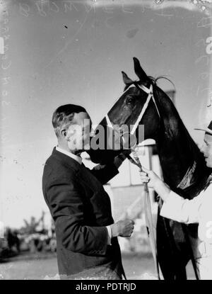 203 1 107328 StateLibQld Sir Leslie Wilson félicite un cheval et formateur à l'Ascot races, Brisbane, Mai 1937 Banque D'Images