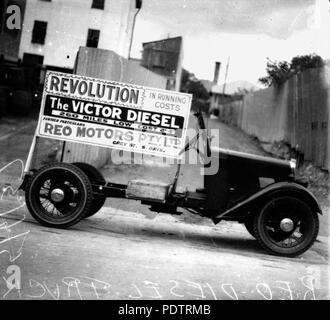 203 1 107672 StateLibQld Jowett huit châssis avec moteur diesel, 1937 Banque D'Images