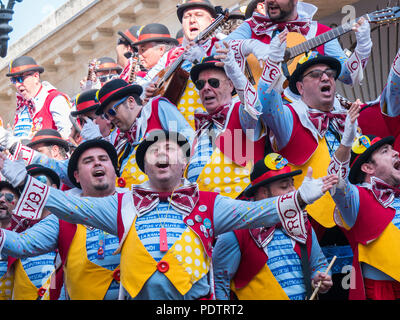 Cadix, Espagne - Dec 19, 2018 : les habitants déguisés pour fêter le carnaval de Cadix Banque D'Images