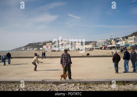 Les hommes jouer aux boules, également connu sous le nom de Petanques, sur le front de mer par la plage à Sainte-Adresse, Le Havre, Normandie, France Banque D'Images