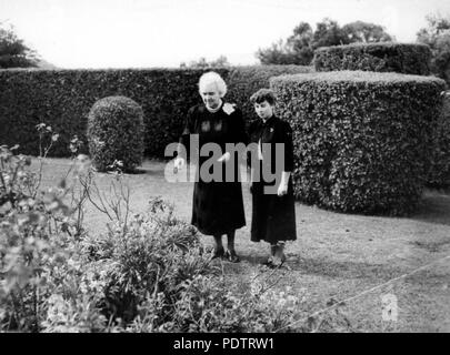 204 1 108468 StateLibQld Sœur Elizabeth Kenny dans son jardin, Toowoomba, 1952 Banque D'Images