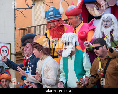 Cadix, Espagne - Dec 19, 2018 : les habitants déguisés pour fêter le carnaval de Cadix Banque D'Images