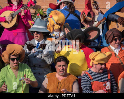 Cadix, Espagne - Dec 19, 2018 : les habitants déguisés pour fêter le carnaval de Cadix Banque D'Images