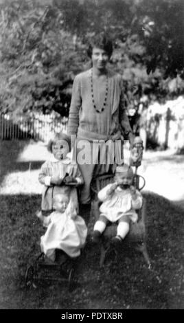 212 1 122369 StateLibQld Mère Mme G. H. Trigg avec ses jeunes enfants, Kangaroo Point, Brisbane, 1929 Banque D'Images