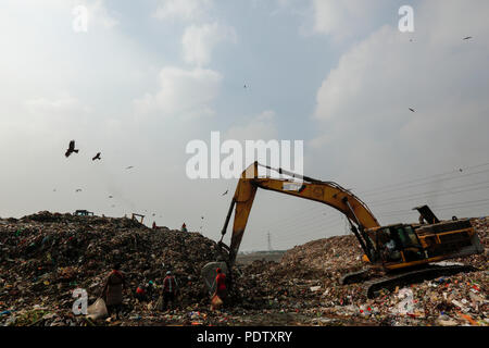 Matuail dépotoir yard à Dhaka, au Bangladesh. Il a reçu 1500 tonnes de déchets par jour et le site est aujourd'hui l'un des meilleurs exemples d'un w Banque D'Images