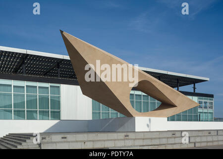 Musée d'Art Moderne André Malraux, Le Musée Malraux, MUMA, Le Havre, Normandie, France et la sculpture 'Adam le signal' par Henri Georges Adam Banque D'Images