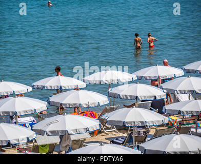 Sanremo, Italie - 10 juillet 2018 : les amateurs de plage à hôtels du bassin méditerranéen Banque D'Images