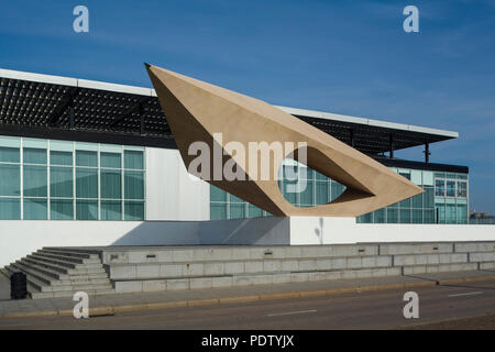 Musée d'Art Moderne André Malraux, Le Musée Malraux, MUMA, Le Havre, Normandie, France et la sculpture 'Adam le signal' par Henri Georges Adam Banque D'Images