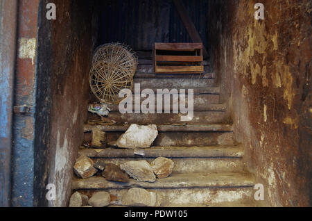 Ancien escalier sale dans un village indien Banque D'Images