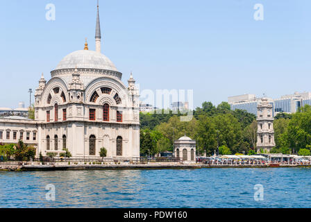 Mosquée de Dolmabahçe. Structure historique célèbre d'Istanbul et une vue de la mer. District de Dolmabahçe. Istanbul. La Turquie. Banque D'Images